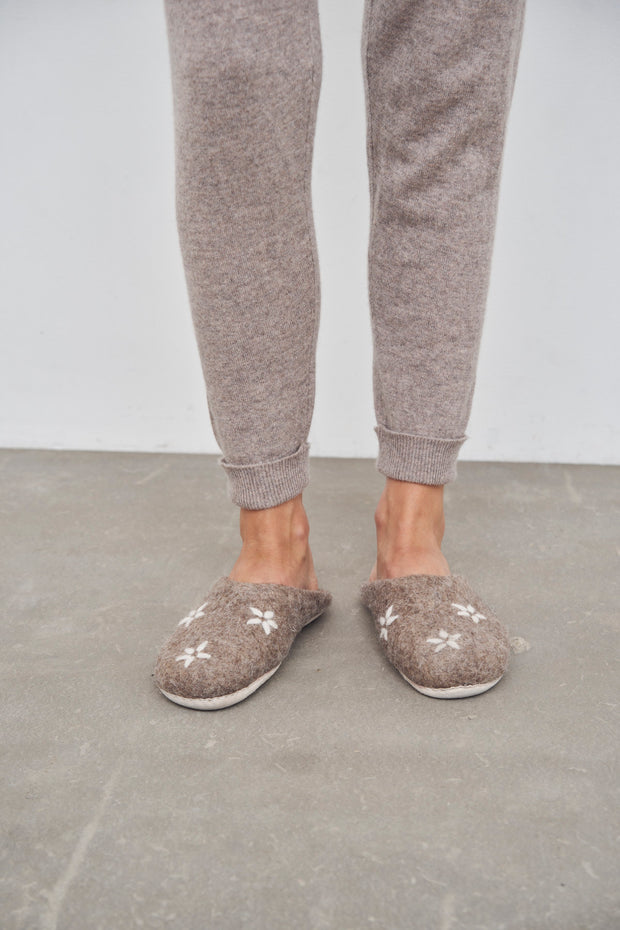 WARM FEET SLIPPERS