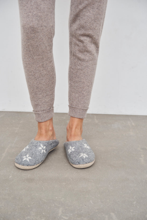 WARM FEET SLIPPERS